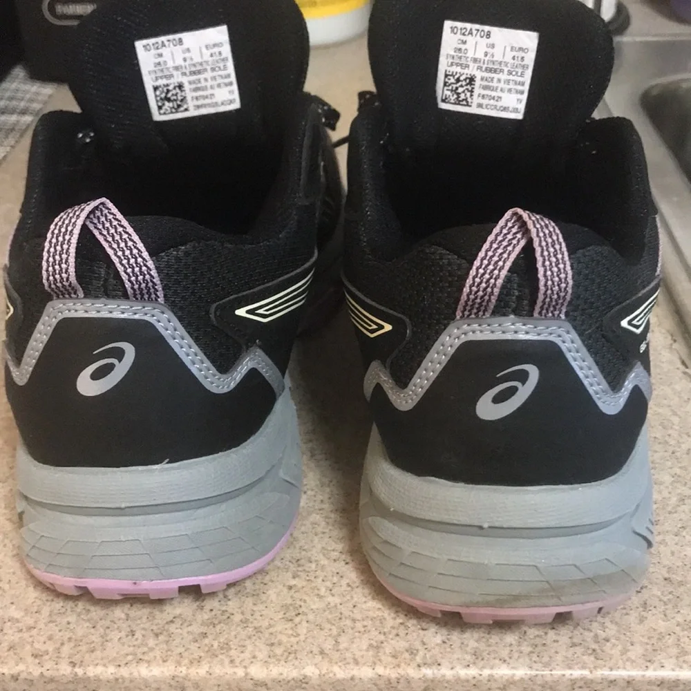 ASICS - Picture 6 of 7